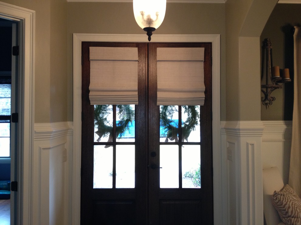 На фото: прихожая среднего размера в стиле неоклассика (современная классика) с двустворчатой входной дверью, входной дверью из темного дерева и серыми стенами с