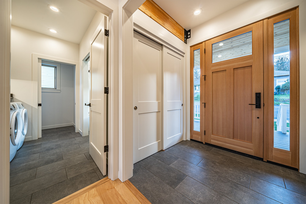 Réalisation d'un hall d'entrée design de taille moyenne avec un mur gris, un sol en carrelage de céramique, une porte simple, une porte en bois brun, un sol gris et poutres apparentes.