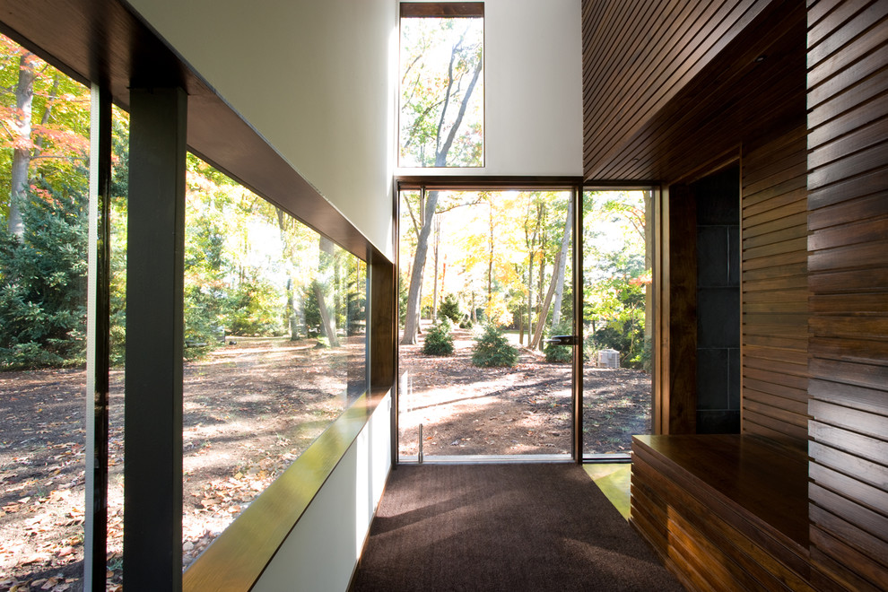 Стильный дизайн: вестибюль в стиле модернизм с одностворчатой входной дверью и стеклянной входной дверью - последний тренд