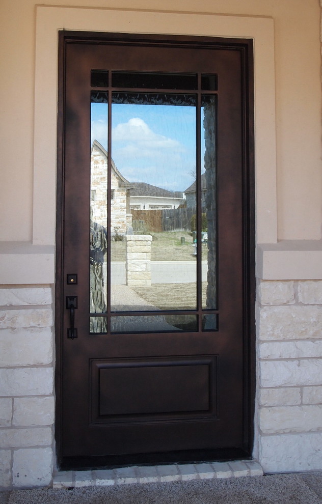 Idee per una piccola porta d'ingresso classica con pareti beige, pavimento in cemento, una porta singola e una porta in metallo
