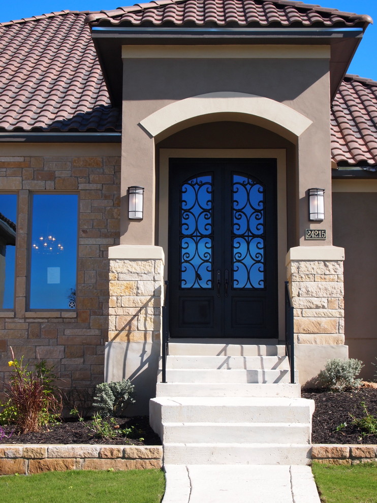 Стильный дизайн: маленькая входная дверь в классическом стиле с коричневыми стенами, бетонным полом, двустворчатой входной дверью и металлической входной дверью для на участке и в саду - последний тренд