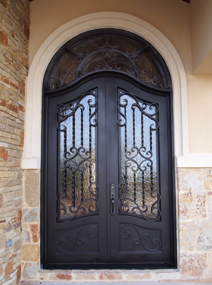 Пример оригинального дизайна: маленькая входная дверь в классическом стиле с коричневыми стенами, бетонным полом, двустворчатой входной дверью и металлической входной дверью для на участке и в саду