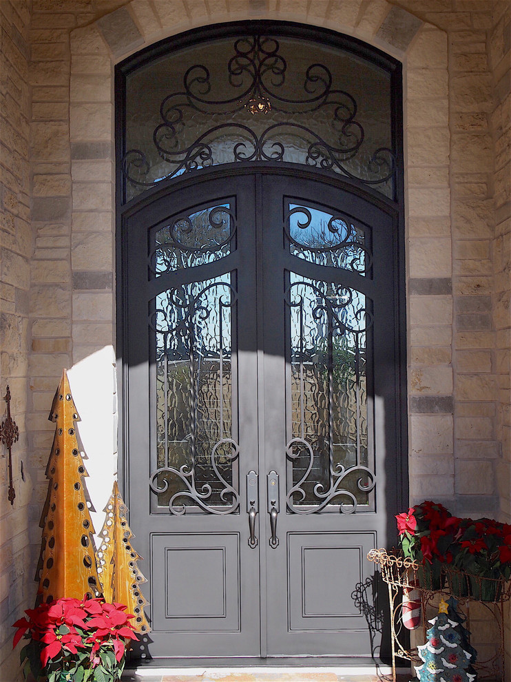 Идея дизайна: маленькая входная дверь в классическом стиле с бетонным полом, двустворчатой входной дверью, бежевыми стенами и металлической входной дверью для на участке и в саду