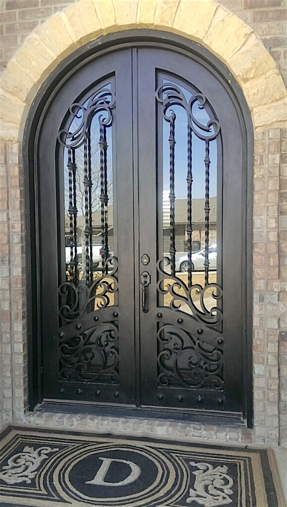 Réalisation d'une petite porte d'entrée tradition avec un mur marron, sol en béton ciré, une porte double et une porte métallisée.