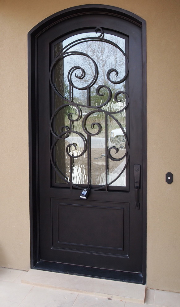 Стильный дизайн: маленькая входная дверь в классическом стиле с коричневыми стенами, бетонным полом, одностворчатой входной дверью и металлической входной дверью для на участке и в саду - последний тренд