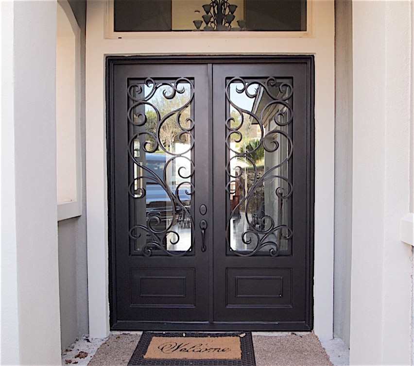 Imagen de puerta principal tradicional pequeña con suelo de cemento, puerta doble, paredes grises y puerta metalizada