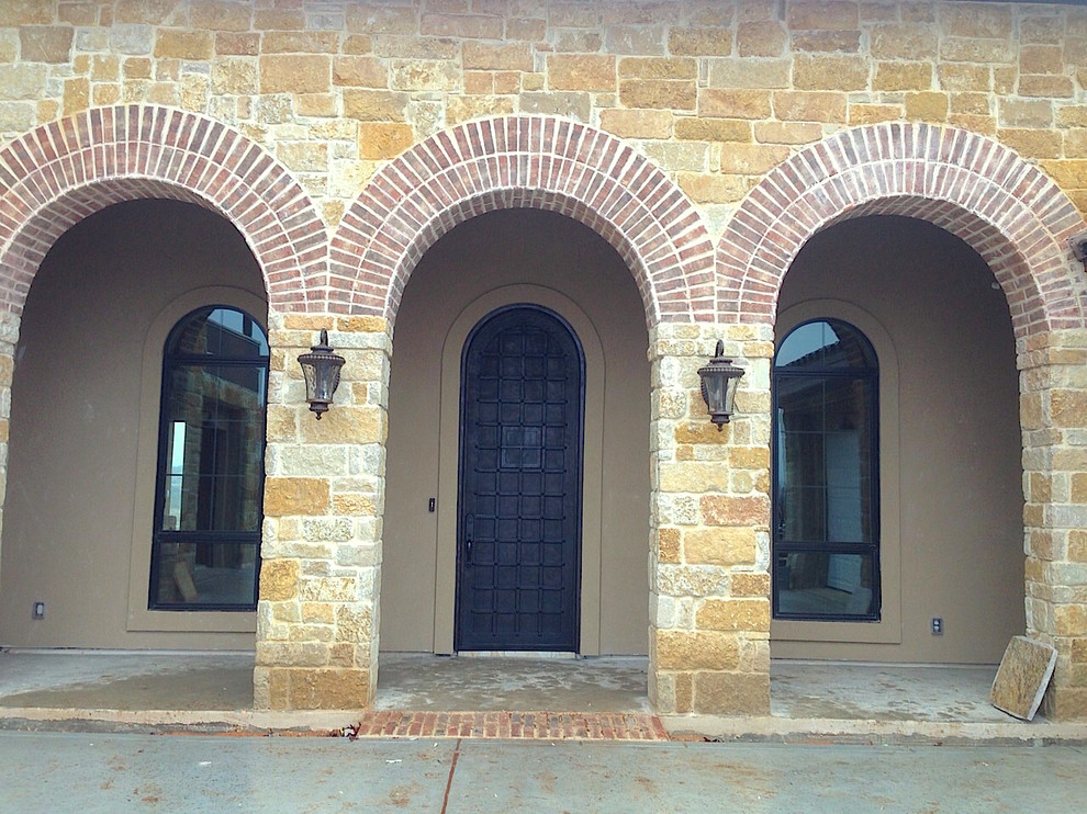 Kleine Klassische Haustür mit brauner Wandfarbe, Betonboden, Einzeltür und Haustür aus Metall in Austin