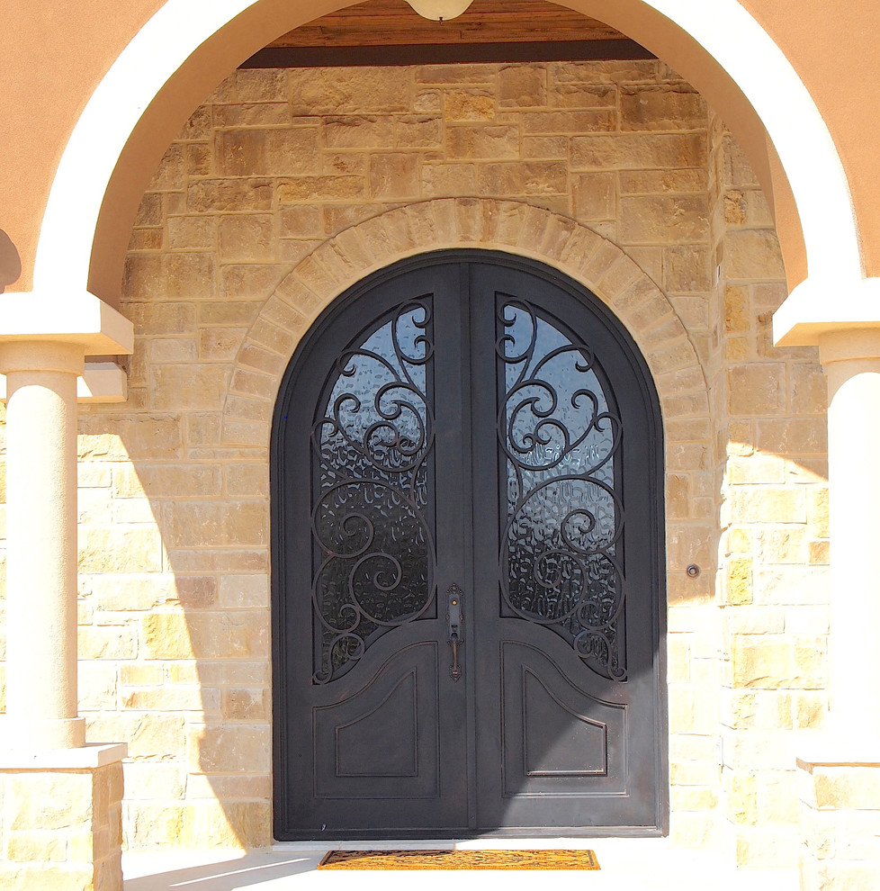 Идея дизайна: маленькая входная дверь в классическом стиле с коричневыми стенами, бетонным полом, двустворчатой входной дверью и металлической входной дверью для на участке и в саду