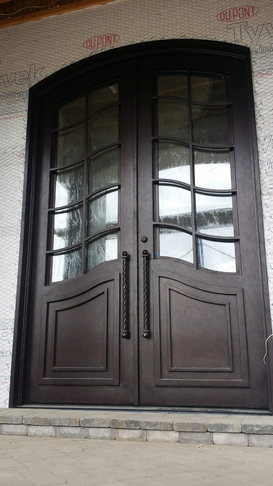 Inspiration för en liten rustik ingång och ytterdörr, med metalldörr och en dubbeldörr
