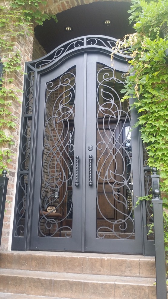 Idée de décoration pour une petite porte d'entrée minimaliste avec une porte métallisée et une porte double.