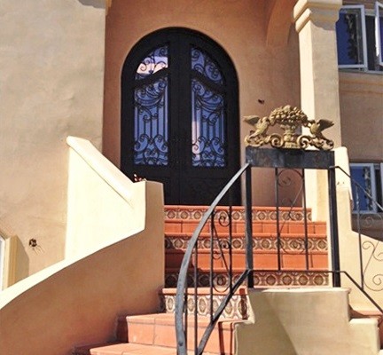 Idées déco pour un grand escalier méditerranéen.