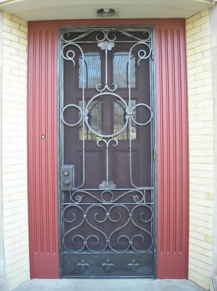 Пример оригинального дизайна: большая входная дверь в классическом стиле с одностворчатой входной дверью
