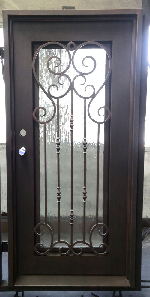 Réalisation d'une porte d'entrée craftsman avec une porte double.