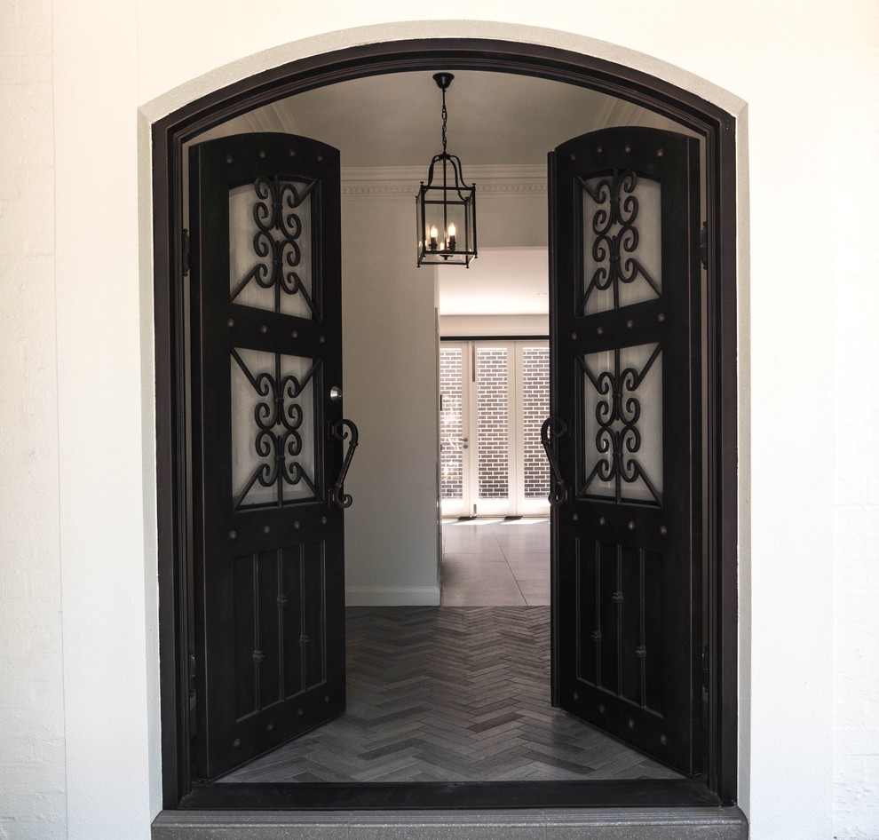 Diseño de puerta principal urbana con paredes blancas, suelo de baldosas de porcelana, puerta doble, puerta negra y suelo gris