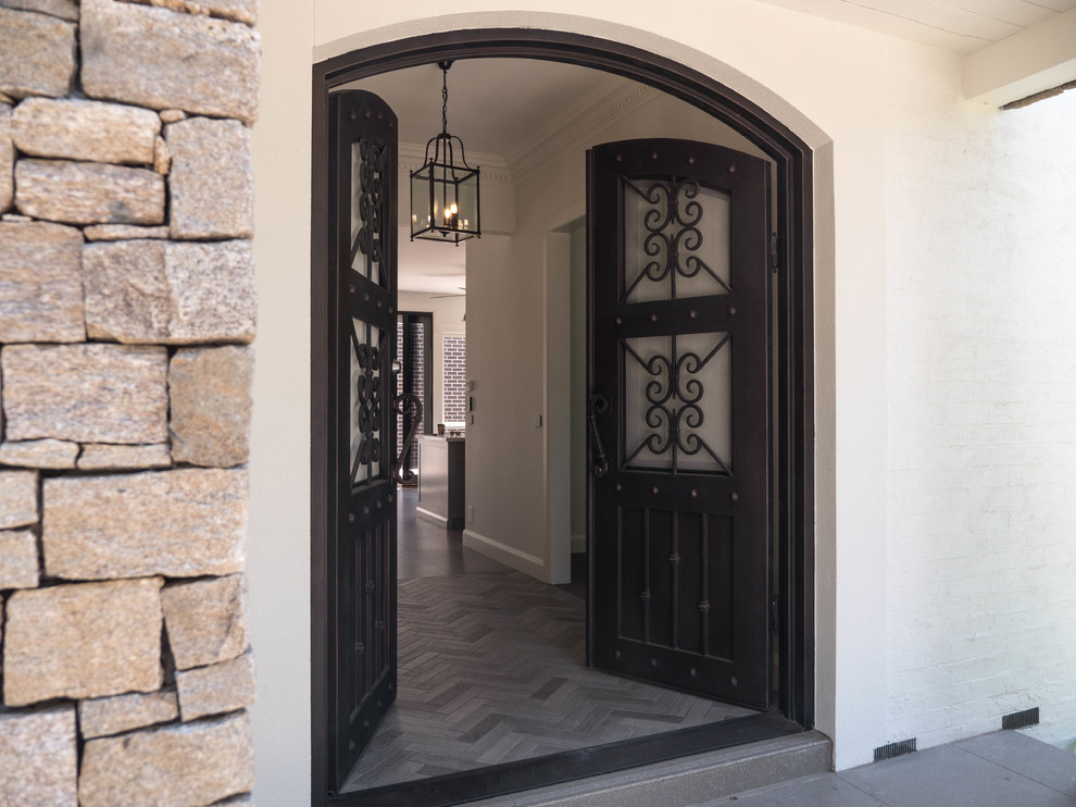 Источник вдохновения для домашнего уюта: входная дверь в стиле лофт с белыми стенами, полом из керамогранита, двустворчатой входной дверью, черной входной дверью и серым полом