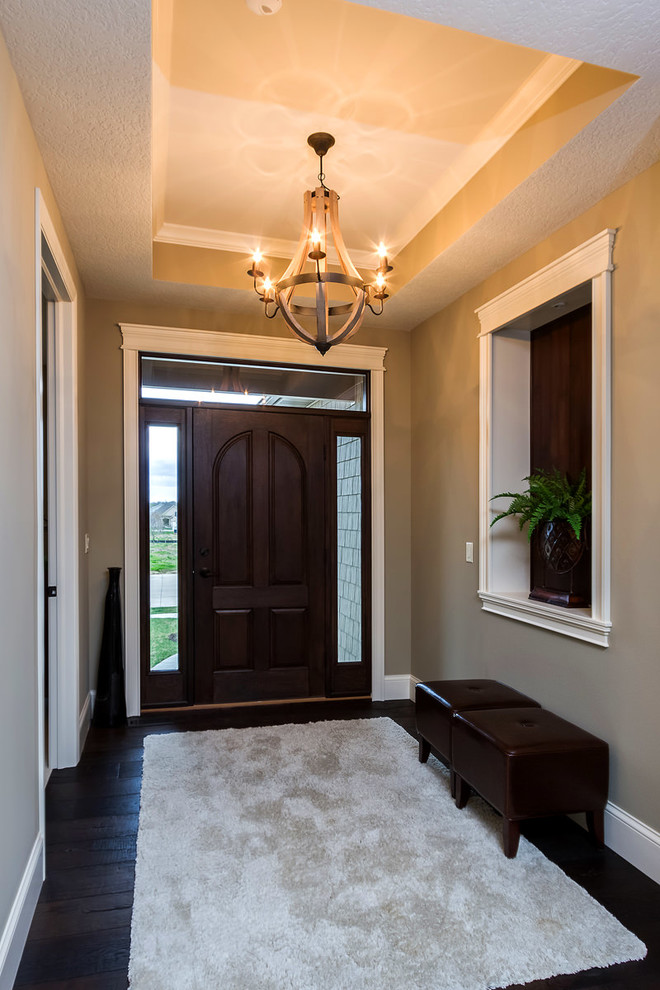 Immagine di un corridoio chic di medie dimensioni con pareti marroni, parquet scuro, una porta singola, una porta in legno scuro e pavimento marrone