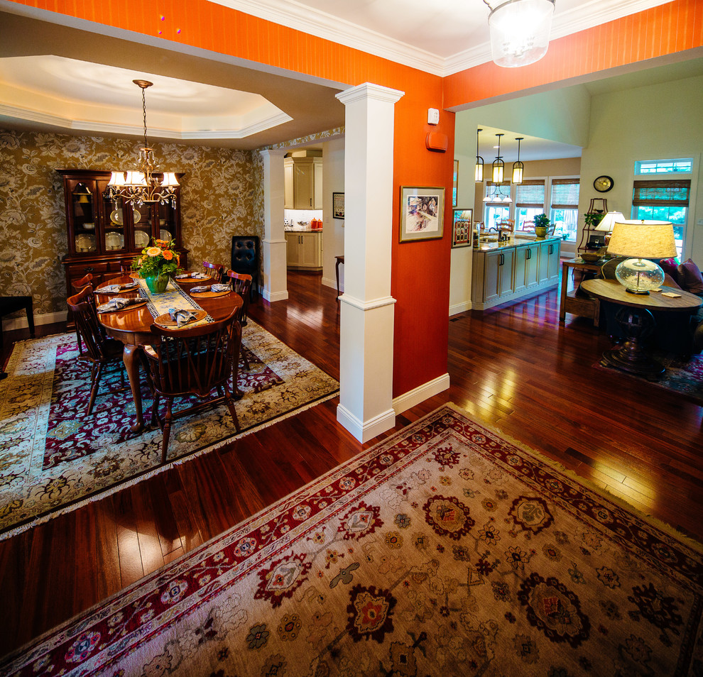 Klassisches Foyer mit oranger Wandfarbe und braunem Holzboden in Philadelphia