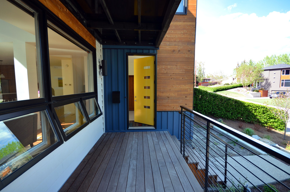 Идея дизайна: входная дверь в современном стиле с одностворчатой входной дверью, желтой входной дверью и темным паркетным полом