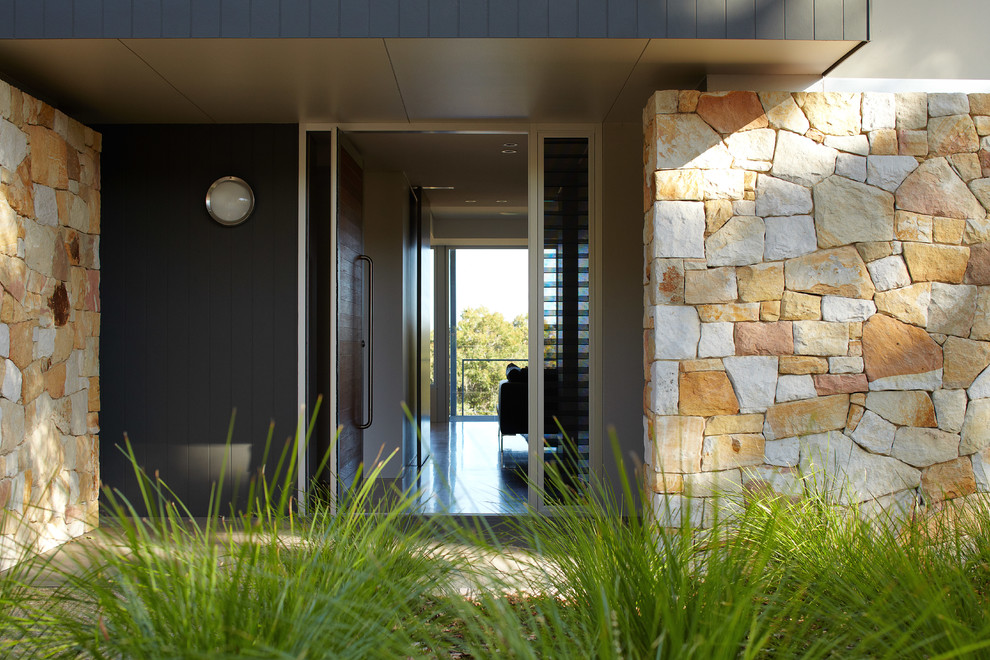 Mittelgroße Moderne Haustür mit hellem Holzboden und Drehtür in Perth