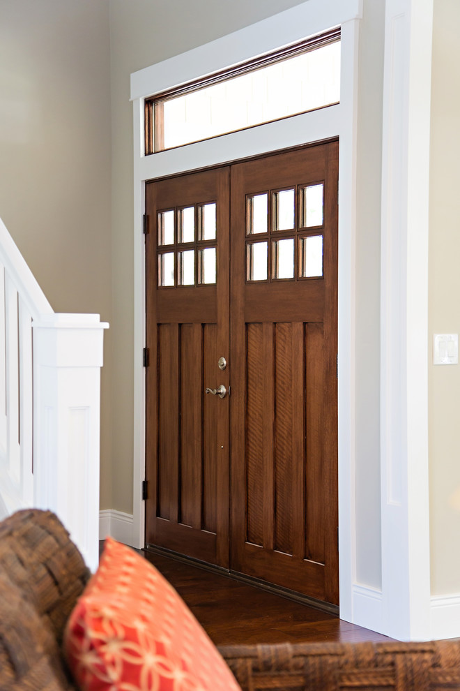 Esempio di una porta d'ingresso american style di medie dimensioni con pareti beige, parquet scuro, una porta a due ante, una porta in legno bruno e pavimento marrone