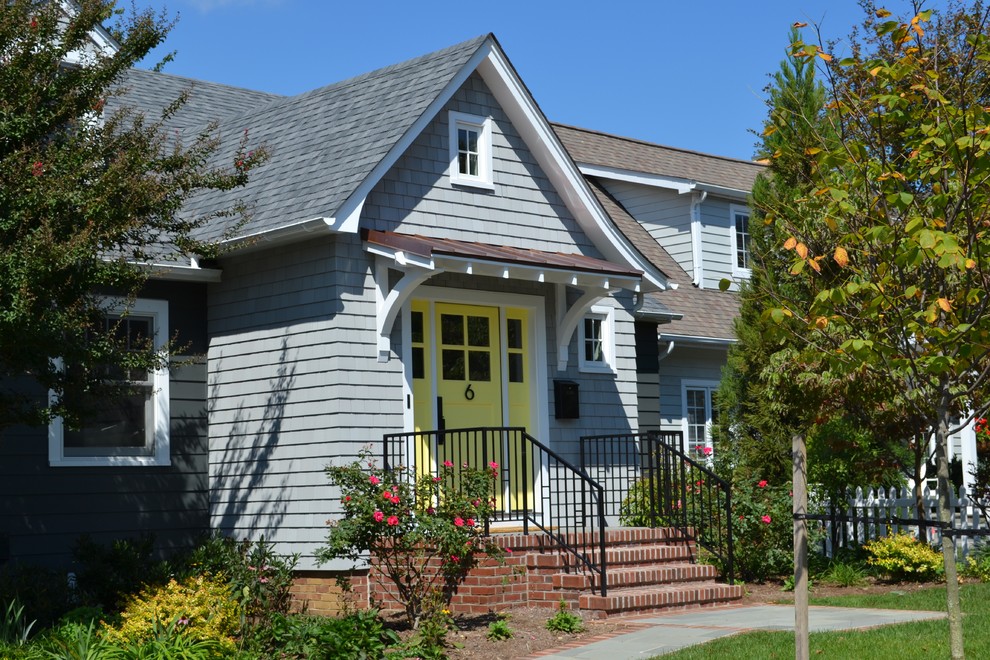 Klassische Haustür mit grauer Wandfarbe, Backsteinboden, Einzeltür und gelber Haustür in Baltimore