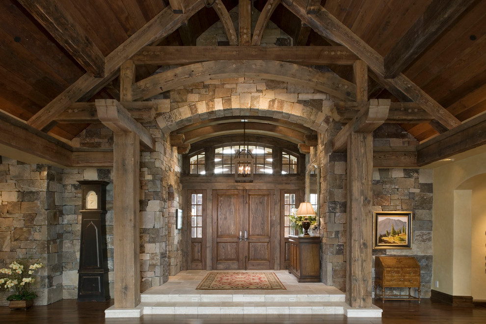 Aménagement d'un grand hall d'entrée montagne avec une porte double et une porte en bois foncé.