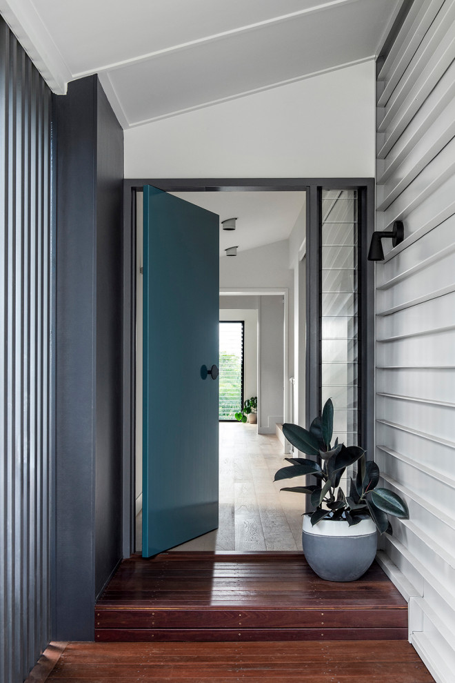 Große Moderne Haustür mit weißer Wandfarbe, hellem Holzboden, Drehtür und grüner Haustür in Brisbane