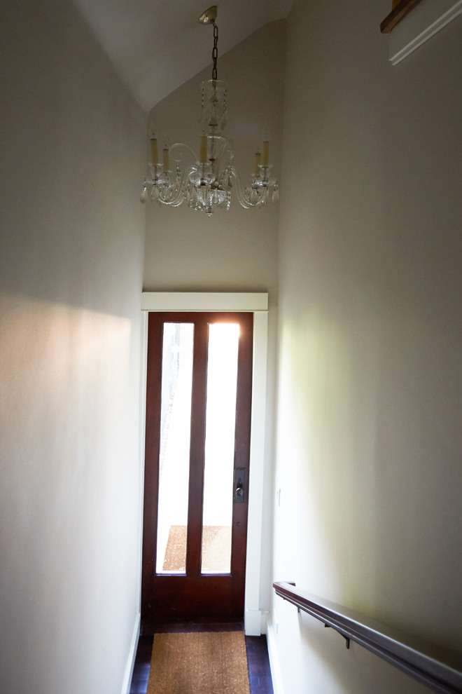 Свежая идея для дизайна: фойе в стиле неоклассика (современная классика) с серыми стенами, темным паркетным полом, одностворчатой входной дверью и коричневой входной дверью - отличное фото интерьера