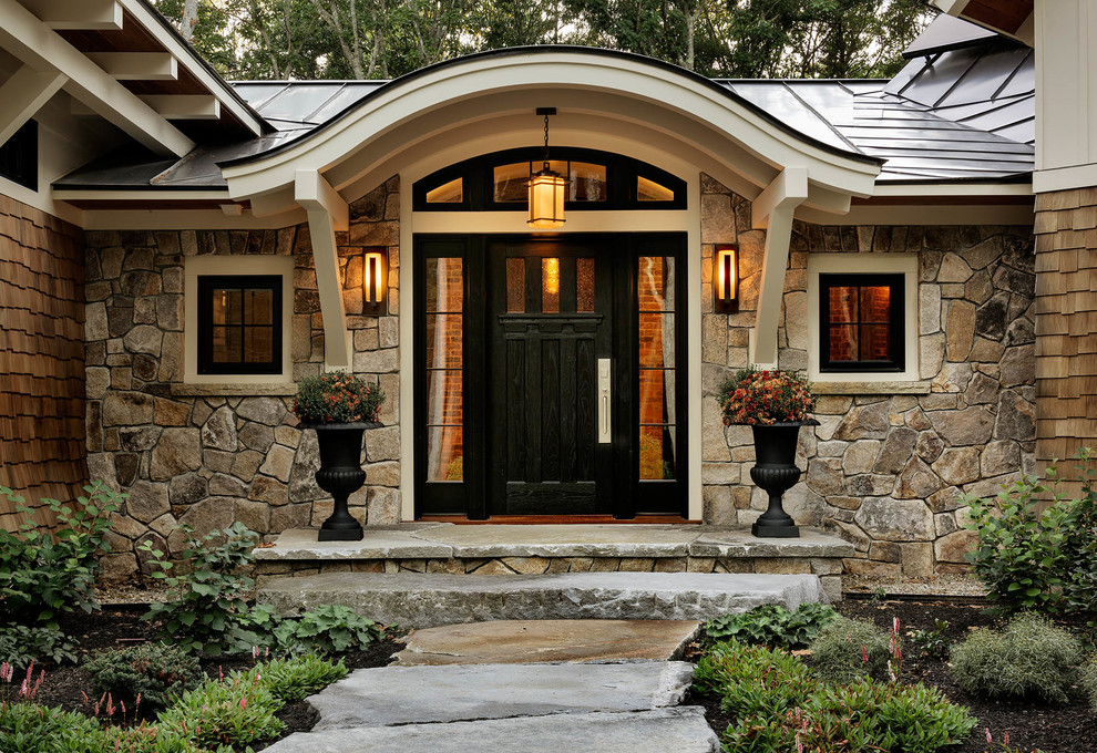 Rustikale Haustür mit Einzeltür, schwarzer Haustür und grauem Boden in Portland Maine