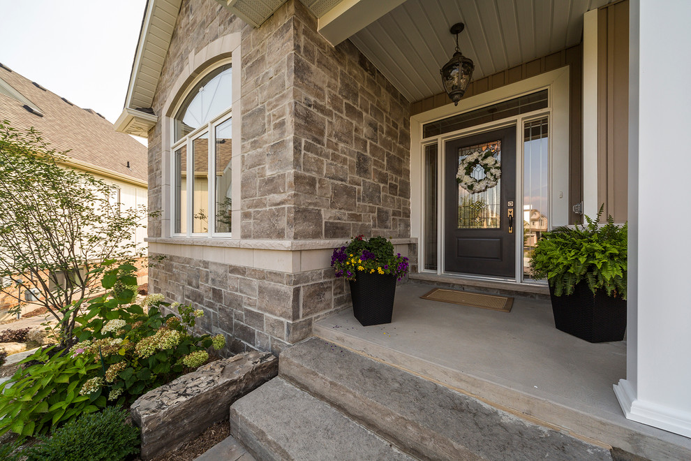 Design ideas for a traditional entrance in Toronto.