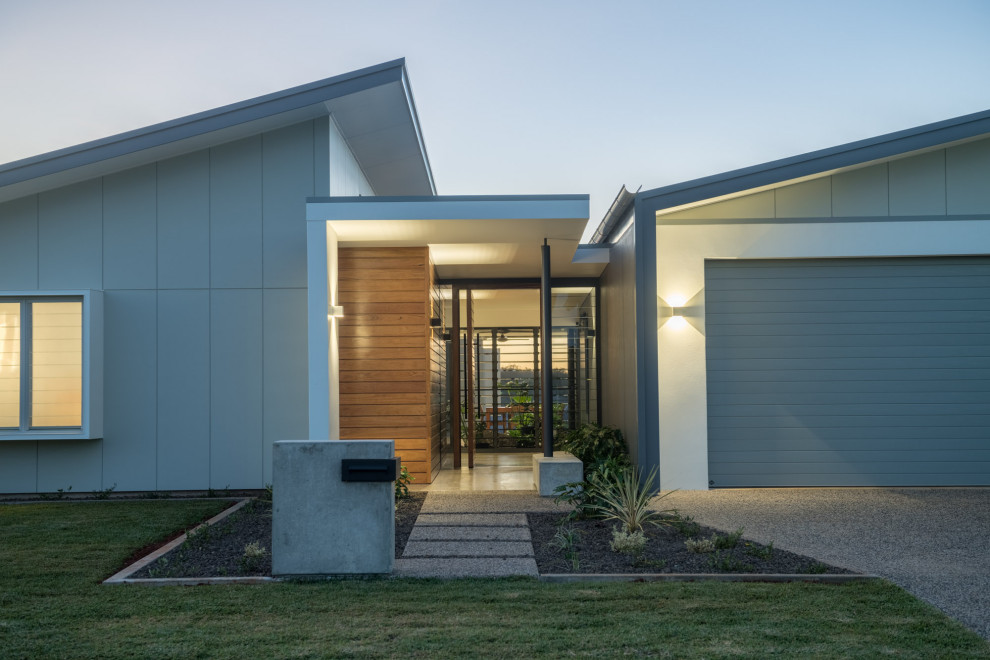 Mittelgroße Moderne Haustür mit grauer Wandfarbe, Betonboden, Drehtür, hellbrauner Holzhaustür, grauem Boden und Holzdielenwänden in Brisbane