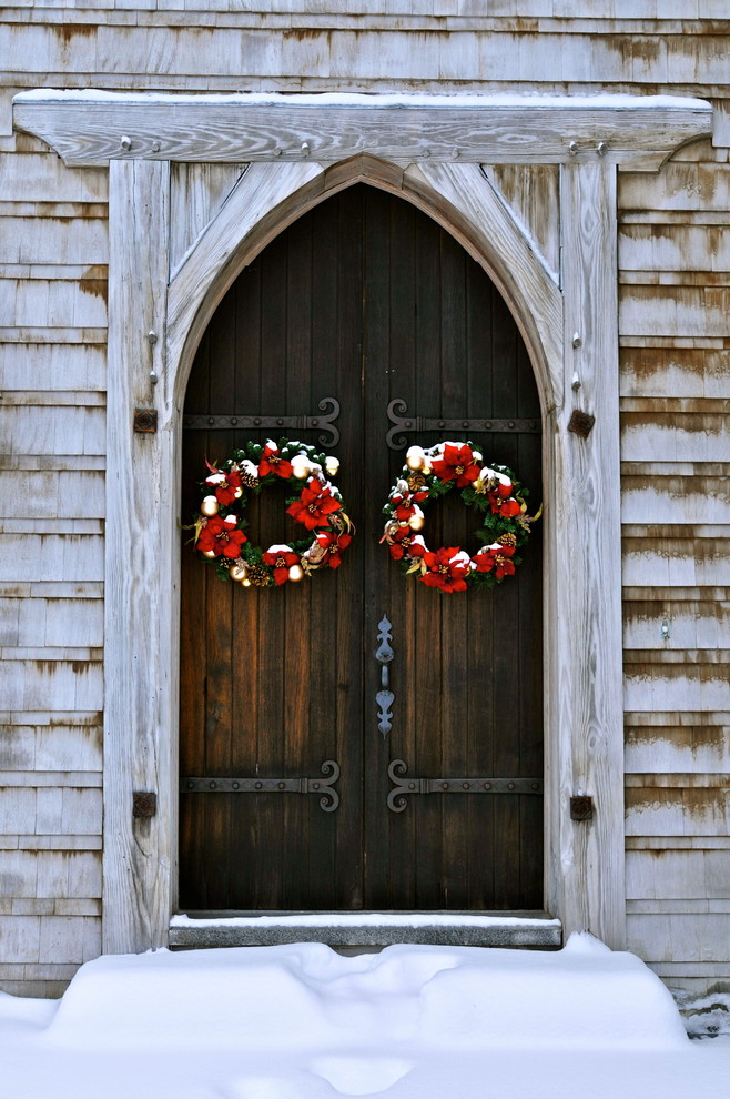 Источник вдохновения для домашнего уюта: входная дверь в стиле рустика с двустворчатой входной дверью и входной дверью из темного дерева