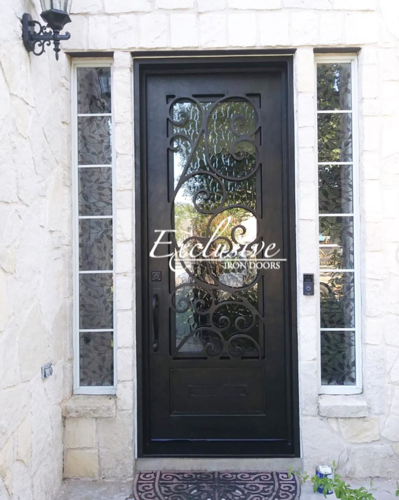 Ejemplo de puerta principal mediterránea de tamaño medio con puerta simple y puerta marrón