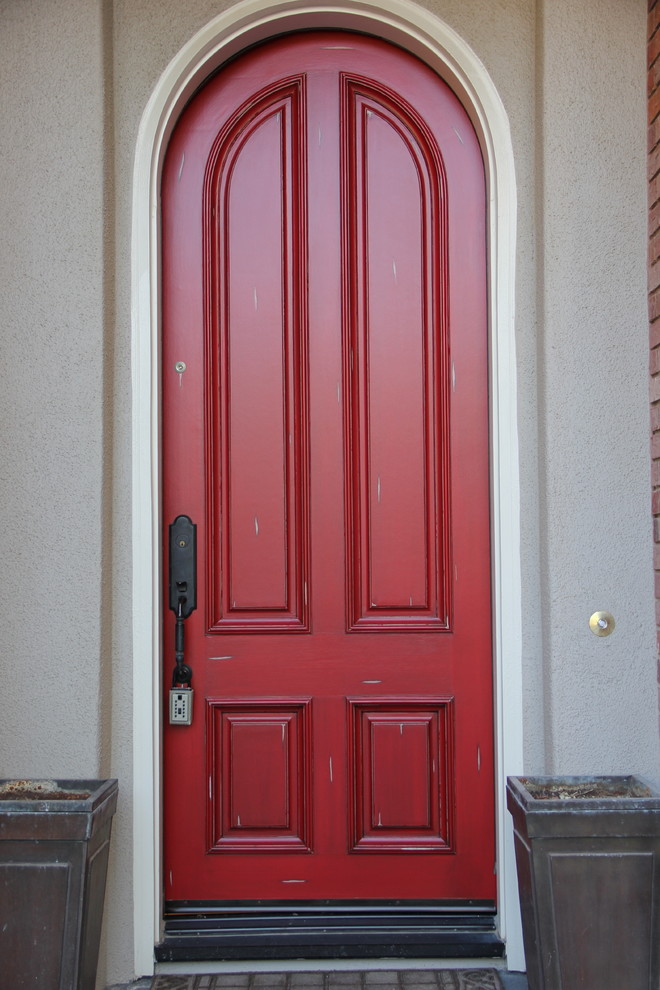 Example of a classic entryway design in Los Angeles