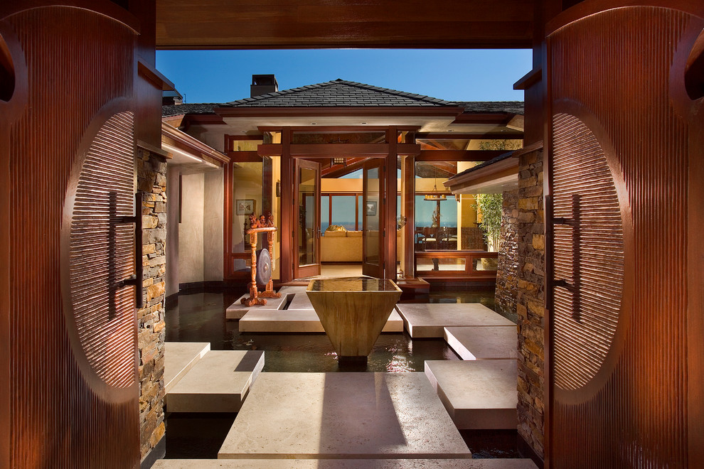 Imagen de puerta principal de estilo zen grande con paredes beige, puerta doble y puerta de madera en tonos medios