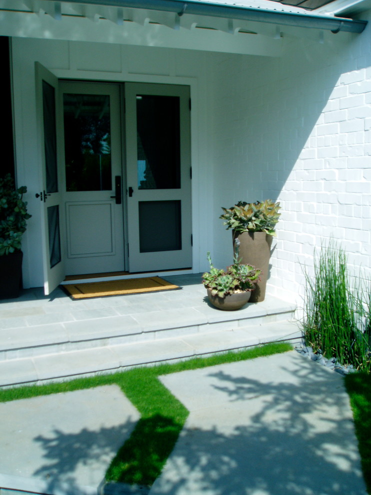 Источник вдохновения для домашнего уюта: фойе среднего размера в современном стиле с белыми стенами, бетонным полом, двустворчатой входной дверью, серой входной дверью и серым полом
