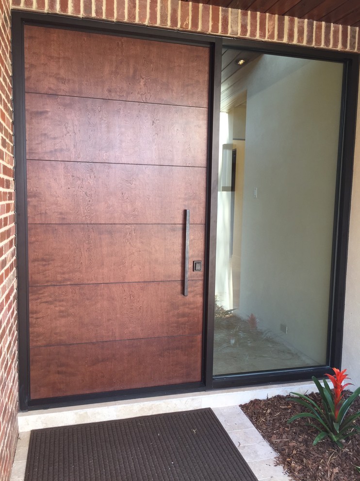 Ispirazione per una grande porta d'ingresso minimalista con una porta singola e una porta in legno bruno