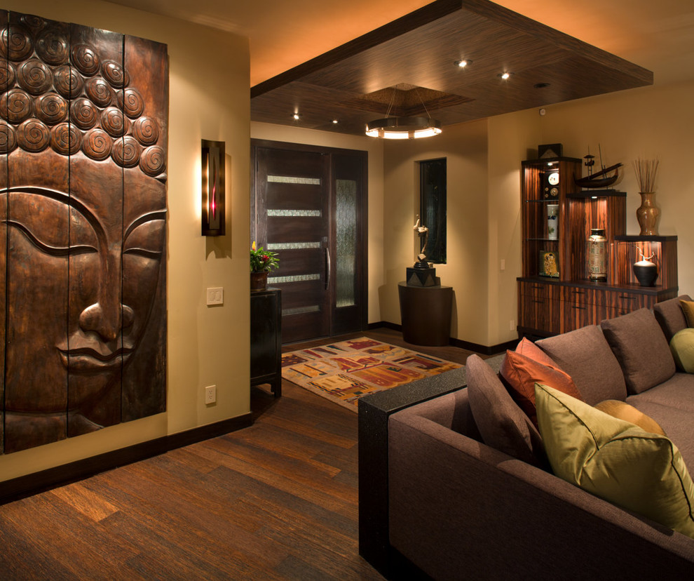 サンディエゴにある広いアジアンスタイルのおしゃれな玄関ロビー (茶色い壁、濃色無垢フローリング、濃色木目調のドア、茶色い床) の写真