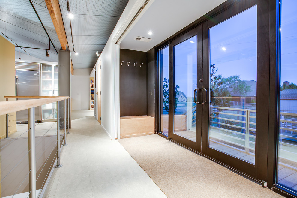 Mittelgroße Moderne Haustür mit schwarzer Wandfarbe, Teppichboden, Doppeltür und Haustür aus Metall in Dallas
