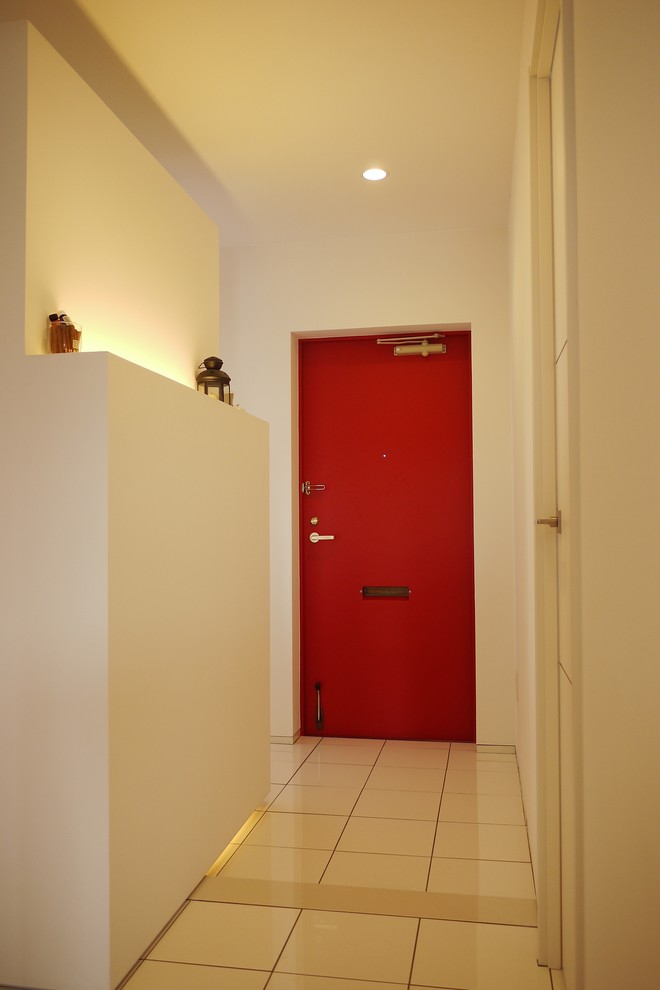 Ispirazione per una piccola porta d'ingresso moderna con pareti bianche, pavimento con piastrelle in ceramica, una porta singola, una porta rossa e pavimento bianco