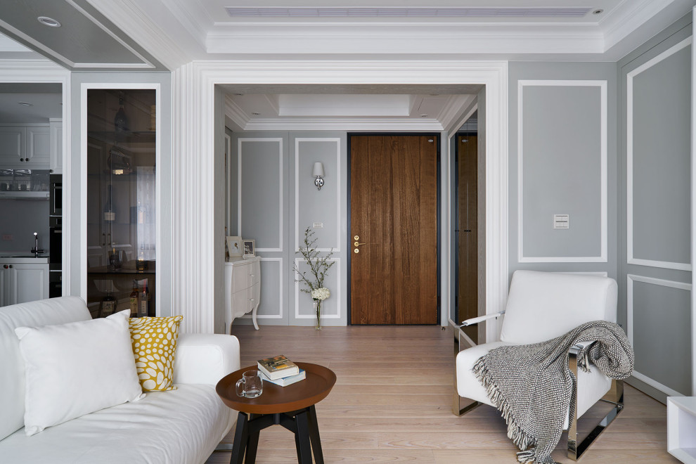 Ejemplo de entrada vintage con paredes grises, suelo de madera en tonos medios, puerta simple, puerta de madera en tonos medios y suelo amarillo