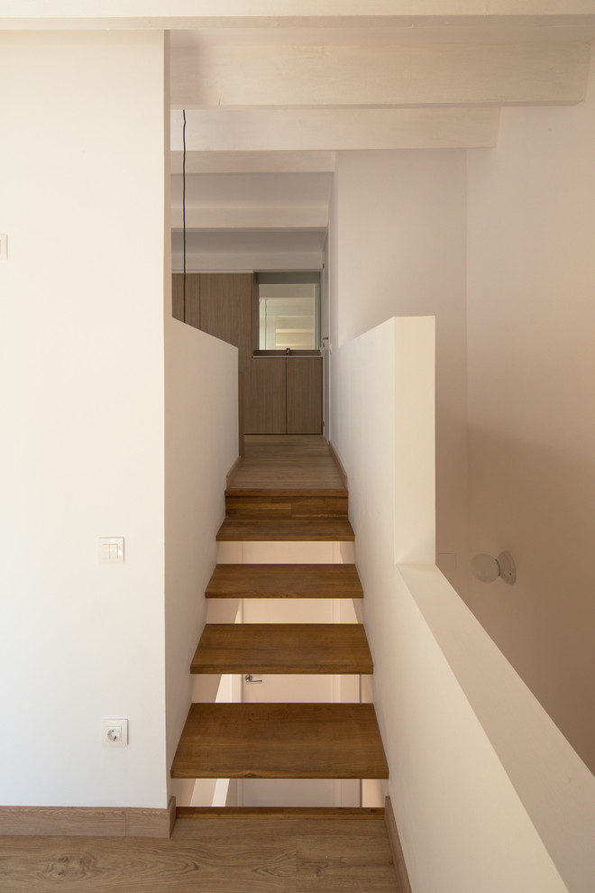Imagen de escalera recta actual de tamaño medio con escalones de madera