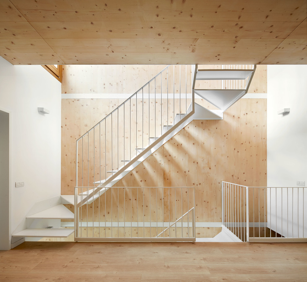 На фото: п-образная лестница среднего размера в современном стиле без подступенок с