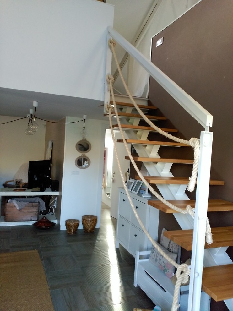 Ejemplo de escalera recta de estilo de casa de campo pequeña sin contrahuella con escalones de madera