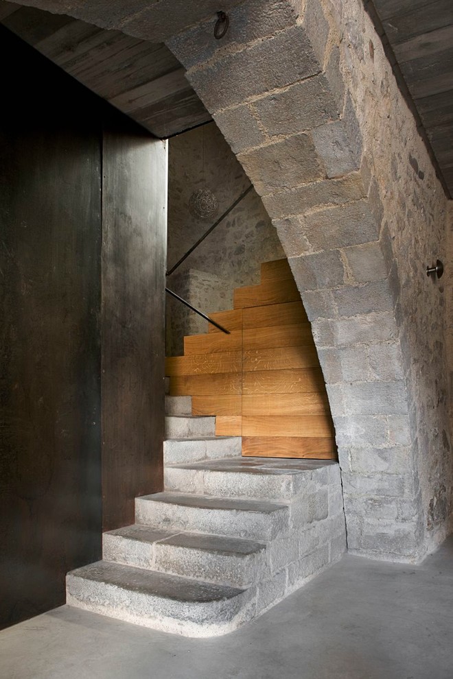 Ejemplo de escalera en L rústica de tamaño medio con escalones de madera y contrahuellas de madera