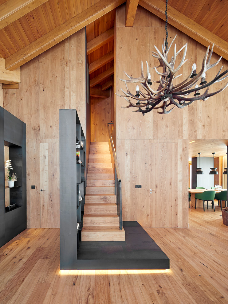 Свежая идея для дизайна: большая прямая деревянная лестница в стиле модернизм с деревянными ступенями и металлическими перилами - отличное фото интерьера