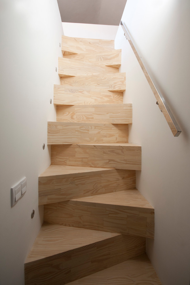 Mid-sized trendy wooden straight metal railing staircase photo in Valencia with wooden risers