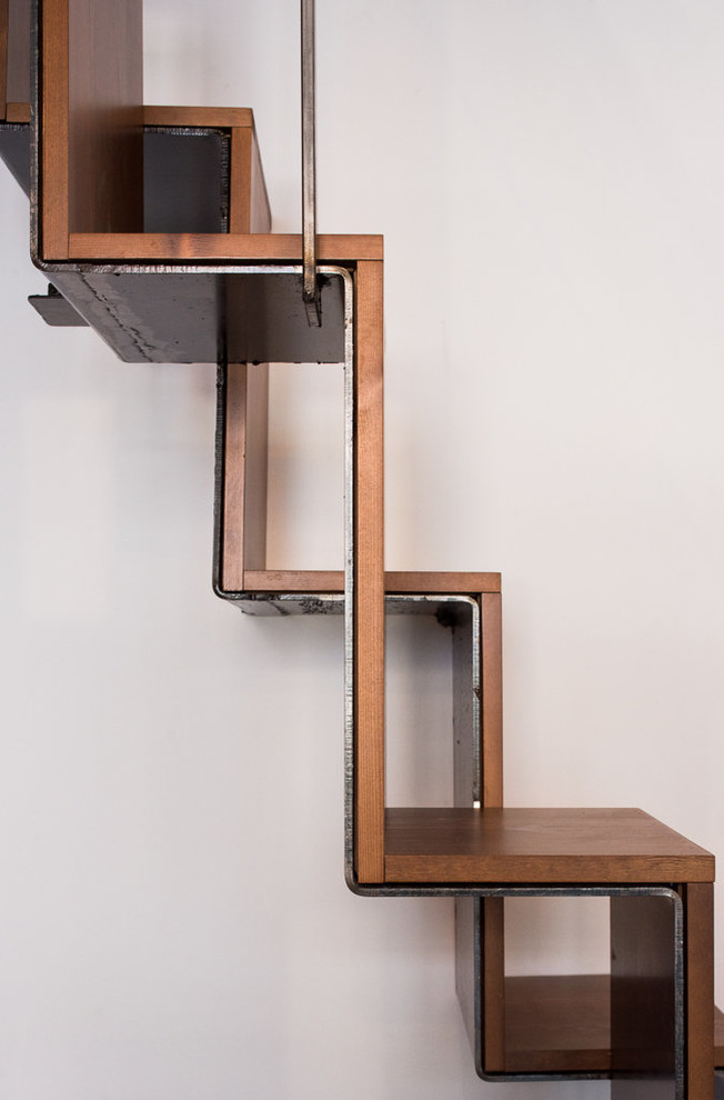 Свежая идея для дизайна: прямая деревянная лестница среднего размера в стиле лофт с деревянными ступенями и металлическими перилами - отличное фото интерьера