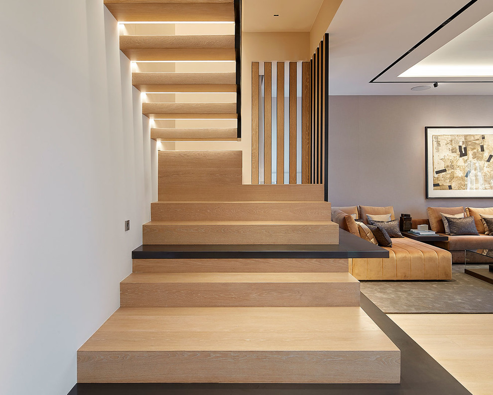 Moderne Holztreppe mit Stahlgeländer in Madrid