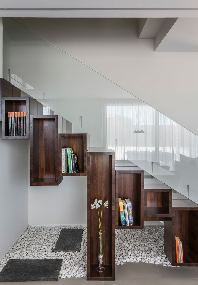На фото: прямая деревянная лестница в стиле модернизм с деревянными ступенями и стеклянными перилами